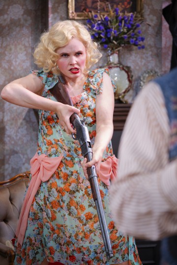 Helsingin Kaupunginteatteri – Sutinaa ja säätöä – Kuvassa Ella Lymi – Kuva Otto-Ville Väätäinen