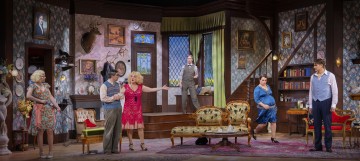 Helsingin Kaupunginteatteri – Sutinaa ja säätöä – Kuvassa Ella Lymi, Mikko Virtanen, Pihla Penttinen, Heikki Ranta, Emilia Sinisalo, Sauli Suonpää – Kuva Otto-Ville Väätäinen