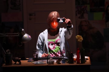 Helsingin Kaupunginteatteri – Nykyesityksen näyttämö – little_star95 – ooksä online? – Kuvassa Hilma Kotkaniemi – Kuva Helmi Padatsu