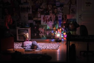 Helsingin Kaupunginteatteri – Nykyesityksen näyttämö – little_star95 – ooksä online? – Kuvassa Hilma Kotkaniemi – Kuva Helmi Padatsu