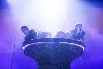 Helsingin Kaupunginteatteri – Nykyesityksen näyttämö – Agora – kaksi merenneitoa tyhjässä altaassa – Kuvassa Emelie Zilliacus, Salla Loper – Kuva Jussi Ulkuniemi