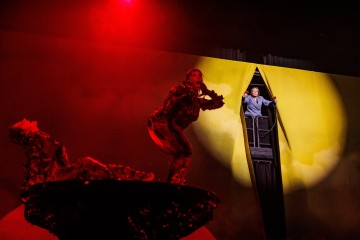 Helsingin Kaupunginteatteri – Nykyesityksen näyttämö – Agora – kaksi merenneitoa tyhjässä altaassa – Kuvassa Emelie Zilliacus, Salla Loper, Leenamari Unho – Kuva Jussi Ulkuniemi