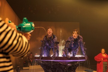 Helsingin Kaupunginteatteri – Nykyesityksen näyttämö – Agora – kaksi merenneitoa tyhjässä altaassa – Kuvassa Emelie Zilliacus, Salla Loper – Kuva Jussi Ulkuniemi