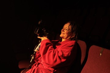 Helsingin Kaupunginteatteri – Nykyesityksen näyttämö – Agora – kaksi merenneitoa tyhjässä altaassa – Kuvassa Leenamari Unho – Kuva Jussi Ulkuniemi