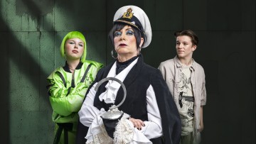 Helsingin Kaupunginteatteri – Peter Pan – Kuvassa Hertta Viksten, Helena Haaranen, Lenni Laukkanen – Kuva Otto-Ville Väätäinen