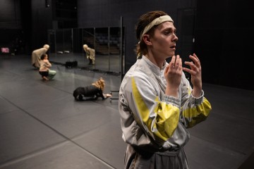 Helsingin Kaupunginteatteri – Project No. 2191 – Kuvassa Justus Pienmunne – Kuva Kai Kuusisto