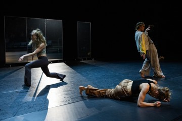 Helsingin Kaupunginteatteri – Project No. 2191 – Kuvassa Sofia Hilli, Anna Virkkunen, Justus Pienmunne – Kuva Kai Kuusisto