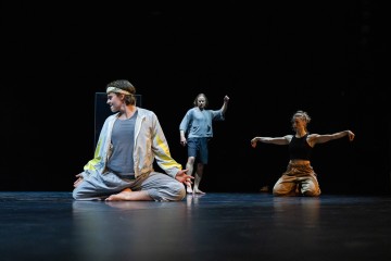 Helsingin Kaupunginteatteri – Project No. 2191 – Kuvassa Justus Pienmunne, Pekka Louhio, Anna Virkkunen – Kuva Kai Kuusisto