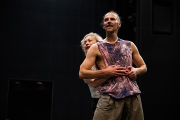 Helsingin Kaupunginteatteri – Project No. 2191 – Kuvassa Inka Tiitinen, Mikko Paloniemi – Kuva Kai Kuusisto