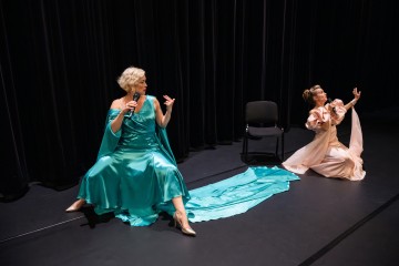 Helsingin Kaupunginteatteri – Project No. 2191 – Kuvassa Inka Tiitinen, Sofia Hilli – Kuva Kai Kuusisto