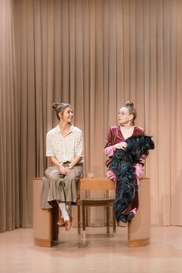 Lilla Teatern – Hyenans dagar – På bilden Kreeta Salminen, Katja Küttner – Foto Mitro Härkönen