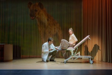 Lilla Teatern – Hyenans dagar – På bilden Elmer Bäck, Kreeta Salminen – Foto Mitro Härkönen