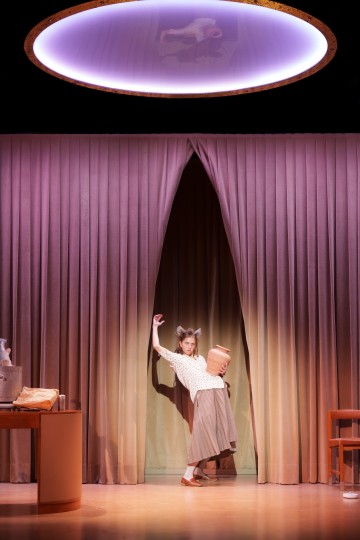 Lilla Teatern – Hyenans dagar – På bilden Kreeta Salminen – Foto Mitro Härkönen