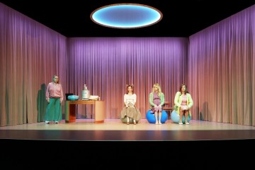 Lilla Teatern – Hyenans dagar – På bilden Katja Küttner, Kreeta Salminen, Alexander Wendelin, Elmer Bäck – Foto Mitro Härkönen