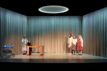 Lilla Teatern – Hyenans dagar – På bilden Katja Küttner, Elmer Bäck, Kreeta Salminen, Pia Runnakko – Foto Mitro Härkönen