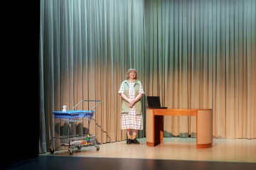 Lilla Teatern – Hyenans dagar – På bilden Katja Küttner – Foto Mitro Härkönen