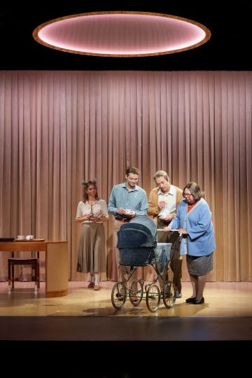 Lilla Teatern – Hyenans dagar – På bilden Kreeta Salminen, Alexander Wendelin, Elmer Bäck,  Pia Runnakko – Foto Mitro Härkönen