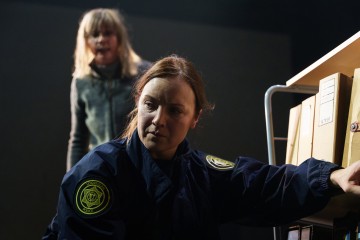Helsingin Kaupunginteatteri – Hildur – Kuvassa Sanna-June Hyde, Elena Leeve – Kuva Mitro Härkönen