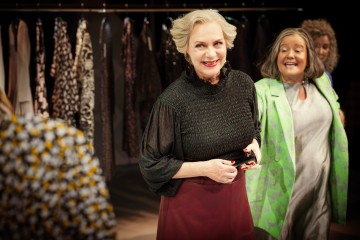 Helsingin Kaupunginteatteri – Kurtturuusut – Kuvassa Helena Haaranen, Leenamari Unho – Kuva Otto-Ville Väätäinen