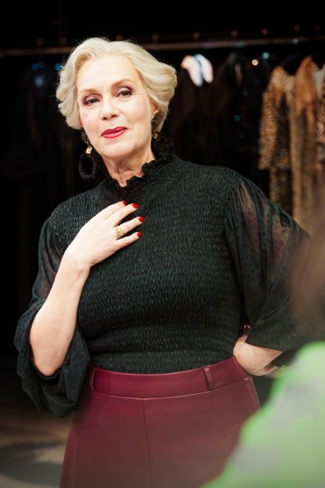 Helsingin Kaupunginteatteri – Kurtturuusut – Kuvassa Helena Haaranen – Kuva Otto-Ville Väätäinen