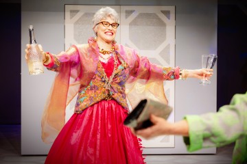 Helsingin Kaupunginteatteri – Kurtturuusut – Kuvassa Vappu Nalbantoglu – Kuva Otto-Ville Väätäinen