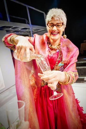 Helsingin Kaupunginteatteri – Kurtturuusut – Kuvassa Vappu Nalbantoglu – Kuva Otto-Ville Väätäinen