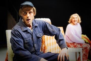 Helsingin Kaupunginteatteri – Kurtturuusut – Kuvassa Mikko Vihma, Sari Havas – Kuva Otto-Ville Väätäinen