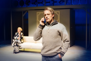 Helsingin Kaupunginteatteri – Kurtturuusut – Kuvassa Helena Haaranen, Mikko Vihma – Kuva Otto-Ville Väätäinen