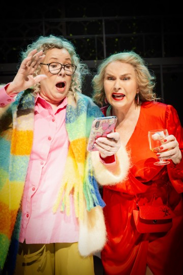 Helsingin Kaupunginteatteri – Kurtturuusut – Kuvassa Aino Seppo, Sari Havas – Kuva Otto-Ville Väätäinen