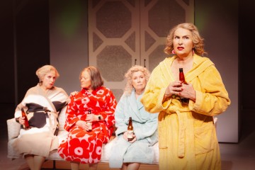 Helsingin Kaupunginteatteri – Kurtturuusut – Kuvassa Helena Haaranen, Leenamari Unho, Aino Seppo, Sari Havas – Kuva Otto-Ville Väätäinen