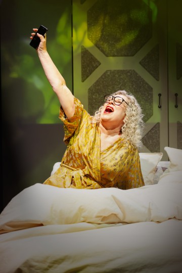 Helsingin Kaupunginteatteri – Kurtturuusut – Kuvassa Aino Seppo – Kuva Otto-Ville Väätäinen