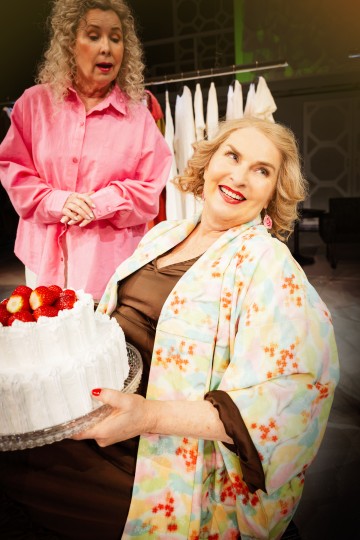 Helsingin Kaupunginteatteri – Kurtturuusut – Kuvassa Aino Seppo, Sari Havas – Kuva Otto-Ville Väätäinen