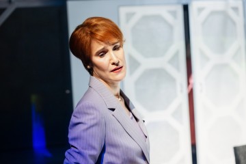 Helsingin Kaupunginteatteri – Kurtturuusut – Kuvassa Vappu Nalbantoglu – Kuva Otto-Ville Väätäinen