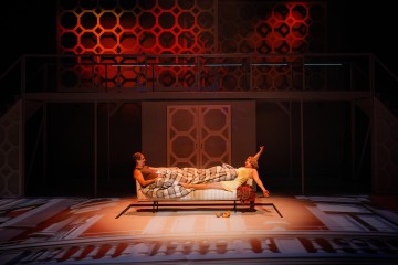 Helsingin Kaupunginteatteri – Kurtturuusut – Kuvassa Pekka Huotari, Sari Havas – Kuva Otto-Ville Väätäinen