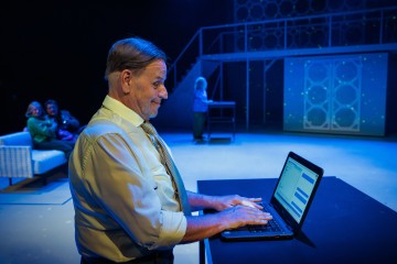 Helsingin Kaupunginteatteri – Kurtturuusut – Kuvassa Lasse Karkjärvi – Kuva Otto-Ville Väätäinen