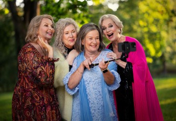 Helsingin Kaupunginteatteri – Kurtturuusut – Kuvassa Sari Havas, Aino Seppo, Leenamari Unho, Helena Haaranen – Kuva Otto-Ville Väätäinen