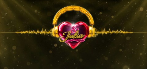 Hehkuva punainen sydän, jossa on kultaisella kirjoitusasulla nimi Julia ja suuret kultaiset kuulokkeet, istuu keltaisen ääniaaltomuodon päällä tummalla, kimaltelevalla taustalla.