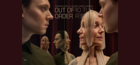 Kaksi ihmistä seisoo vastakkain, heidän kasvonsa ja heijastuksensa pirstaloituvat pystysuorissa peileissä. Heidän yläpuolellaan on teksti: Fernando Melo & Helsinki Dance Company OUT OF ORDER. Tausta on syvän viininpunainen.