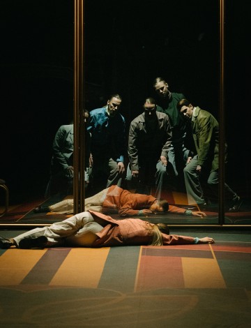 Helsingin Kaupunginteatteri – Out of Order – Kuvassa etualalla Aksinja Lommi, takana Sofia Hilli, Mikko Paloniemi, Pekka Louhio, Kalle Lähde, Justus Pienmunne – Kuva Kalle Nio