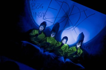 Lilla Teatern – Våldets historia – På bilden Andreas Kvisgaard, Patrik Kumpulainen, Maria Lura Skrudland, Salomon Z. Patrick – Foto Kasper Dalkarl