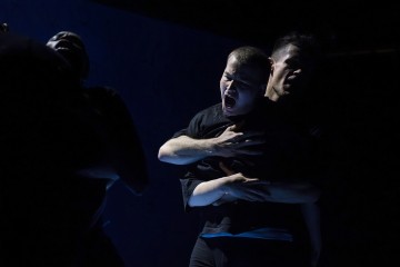 Lilla Teatern – Våldets historia – På bilden Patrik Kumpulainen, Andreas Kvisgaard – Foto Kasper Dalkarl