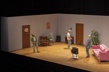 Helsingin Kaupunginteatteri – Nykyesityksen näyttämö – Somatic Sitcom – Kuvassa Antti Timonen, Juha Jokela, Hanna Ahti – Kuva Katri Naukkarinen