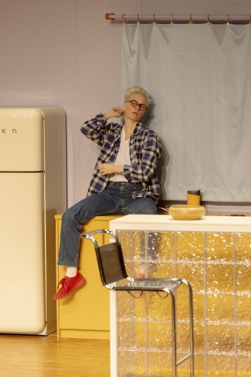 Helsingin Kaupunginteatteri – Nykyesityksen näyttämö – Somatic Sitcom – Kuvassa Hanna Ahti – Kuva Katri Naukkarinen