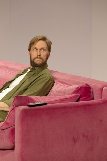 Helsingin Kaupunginteatteri – Nykyesityksen näyttämö – Somatic Sitcom – Kuvassa Antti Timonen – Kuva Katri Naukkarinen
