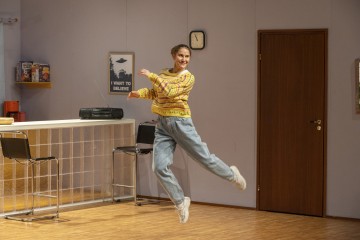 Helsingin Kaupunginteatteri – Nykyesityksen näyttämö – Somatic Sitcom – Kuvassa Vappu Nalbantoglu – Kuva Katri Naukkarinen