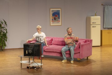 Helsingin Kaupunginteatteri – Nykyesityksen näyttämö – Somatic Sitcom – Kuvassa Hanna Ahti, Juha Jokela – Kuva Katri Naukkarinen