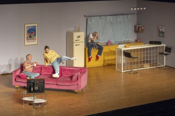 Helsingin Kaupunginteatteri – Nykyesityksen näyttämö – Somatic Sitcom – Kuvassa Juha Jokela, Vappu Nalbantoglu, Hanna Ahti – Kuva Katri Naukkarinen
