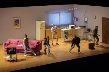 Helsingin Kaupunginteatteri – Nykyesityksen näyttämö – Somatic Sitcom – Kuvassa Vappu Nalbantoglu, Esete Sutinen, Hanna Ahti, Juha Jokela, Antti Timonen – Kuva Katri Naukkarinen