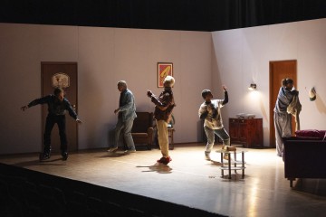 Helsingin Kaupunginteatteri – Nykyesityksen näyttämö – Somatic Sitcom – Kuvassa Antti Timonen, Juha Jokela, Hanna Ahti, Esete Sutinen, Vappu Nalbantoglu – Kuva Katri Naukkarinen