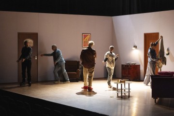 Helsingin Kaupunginteatteri – Nykyesityksen näyttämö – Somatic Sitcom – Kuvassa Antti Timonen, Juha Jokela, Hanna Ahti, Esete Sutinen, Vappu Nalbantoglu – Kuva Katri Naukkarinen